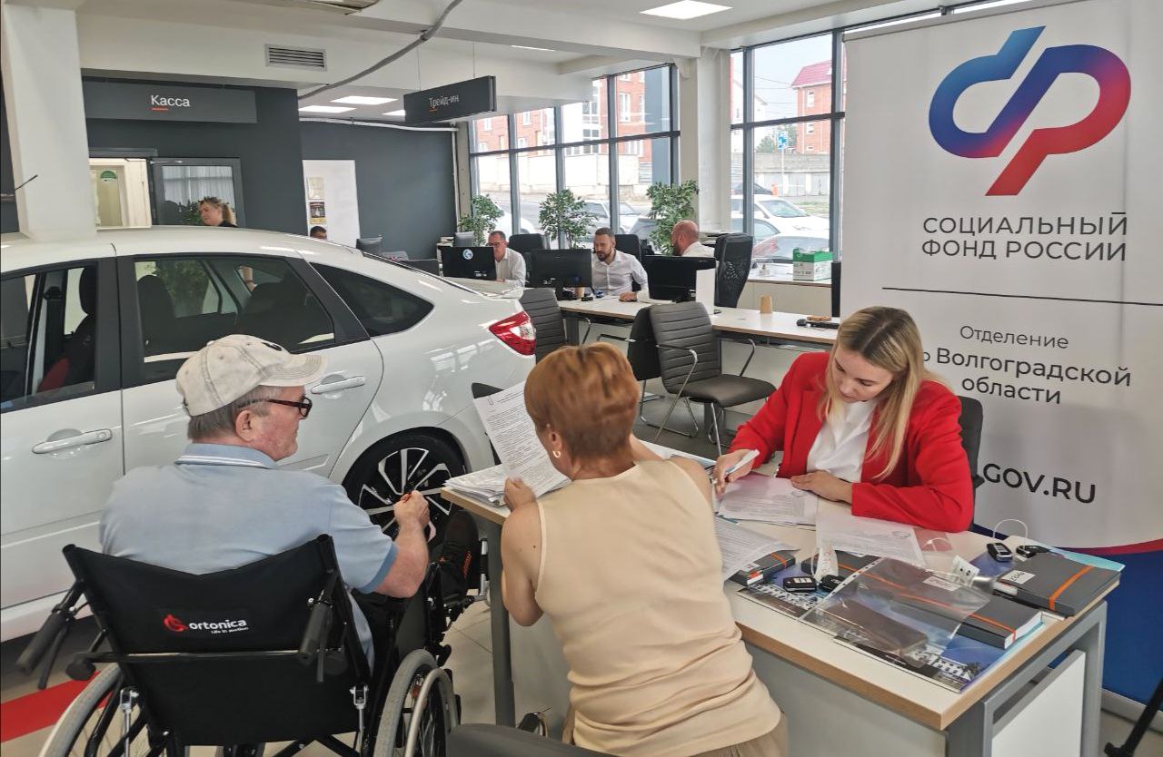 11 новых автомобилей региональный Соцфонд вручил  пострадавшим на производстве жителям Волгоградской области 